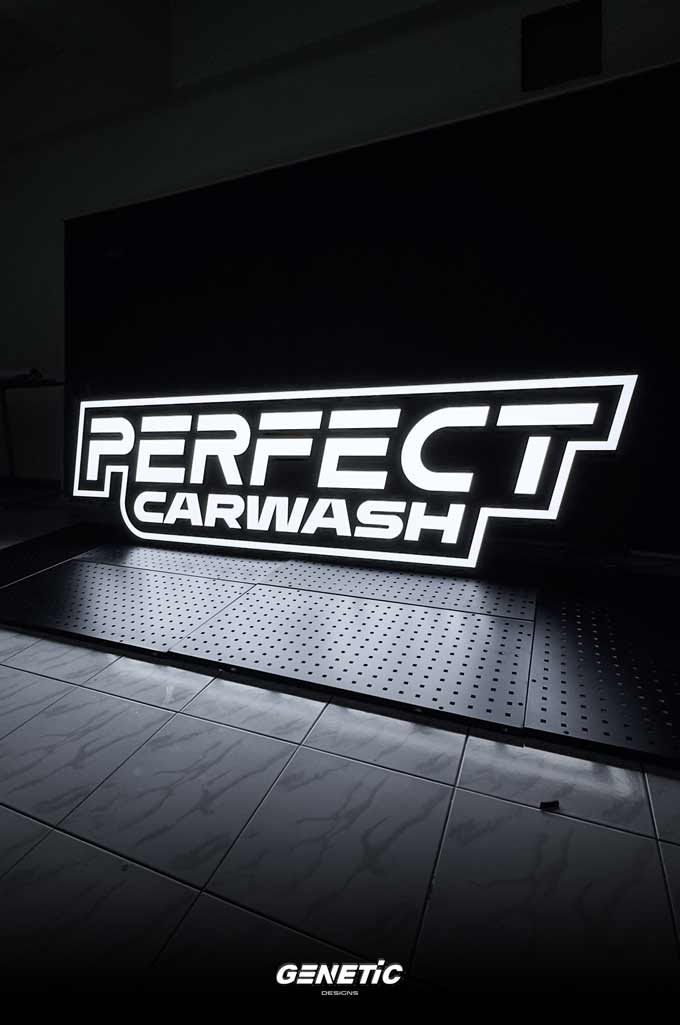 ป้ายตัวอักษรไฟ Perfect Carwash ขณะเปิดไฟ